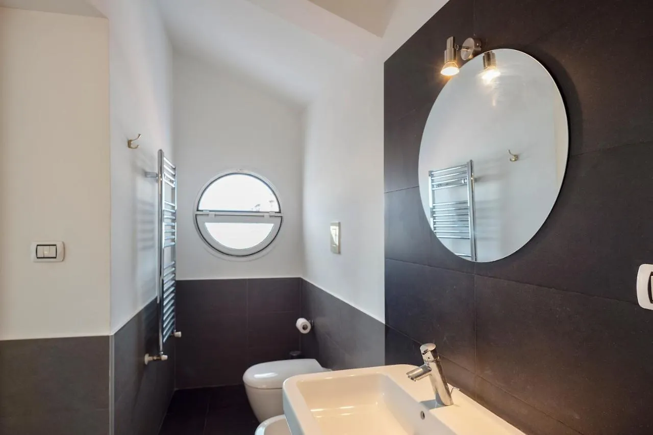La Camera Chiara - Mansarda In Via Duomo 那不勒斯 0*,