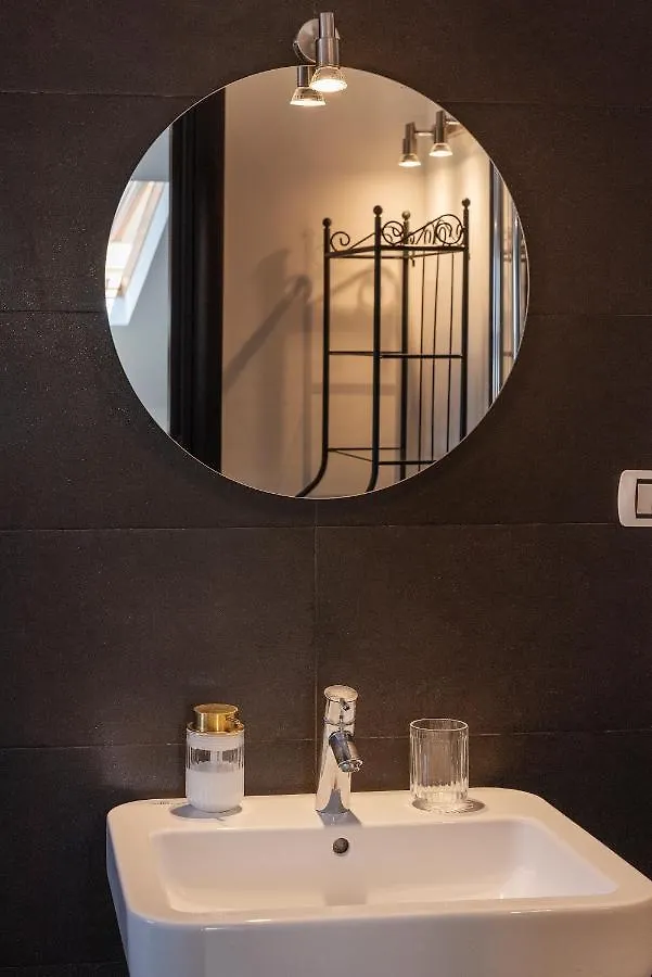 La Camera Chiara - Mansarda In Via Duomo 那不勒斯